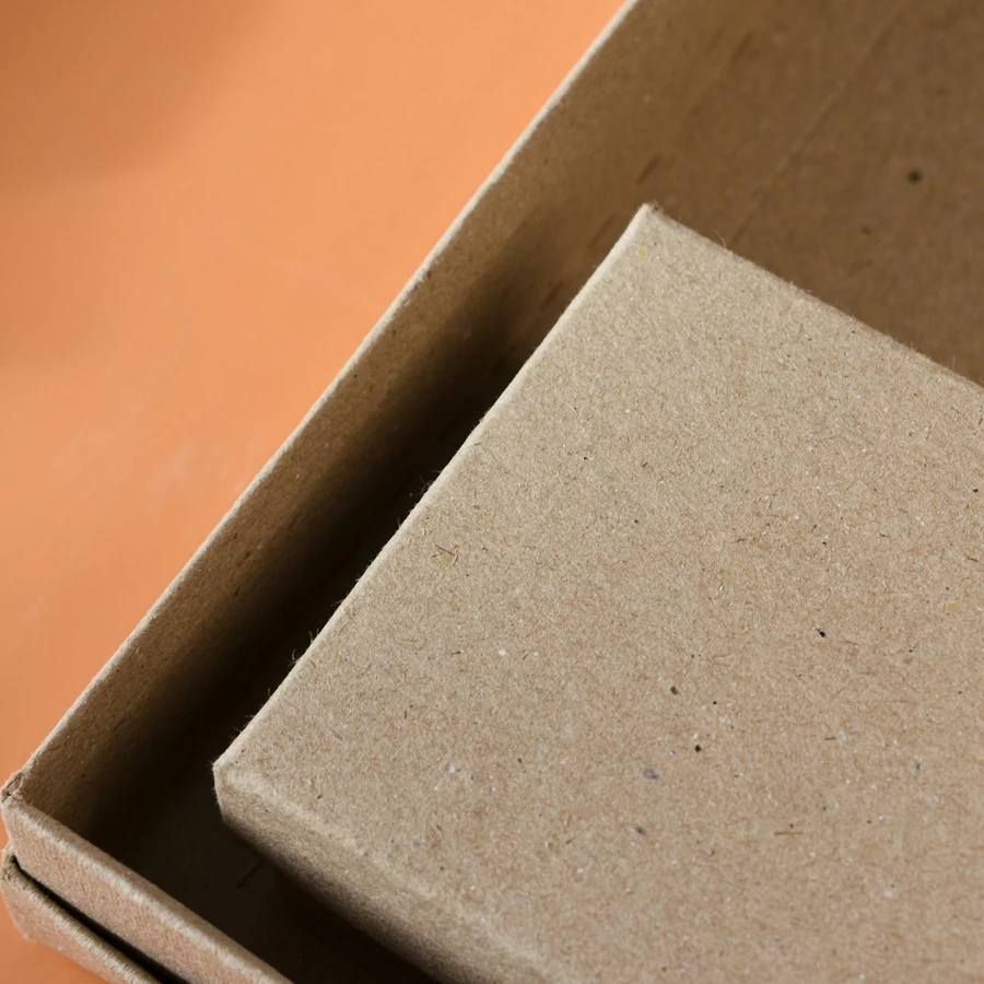 Kotak hadiah kraft terbuka; foto stok