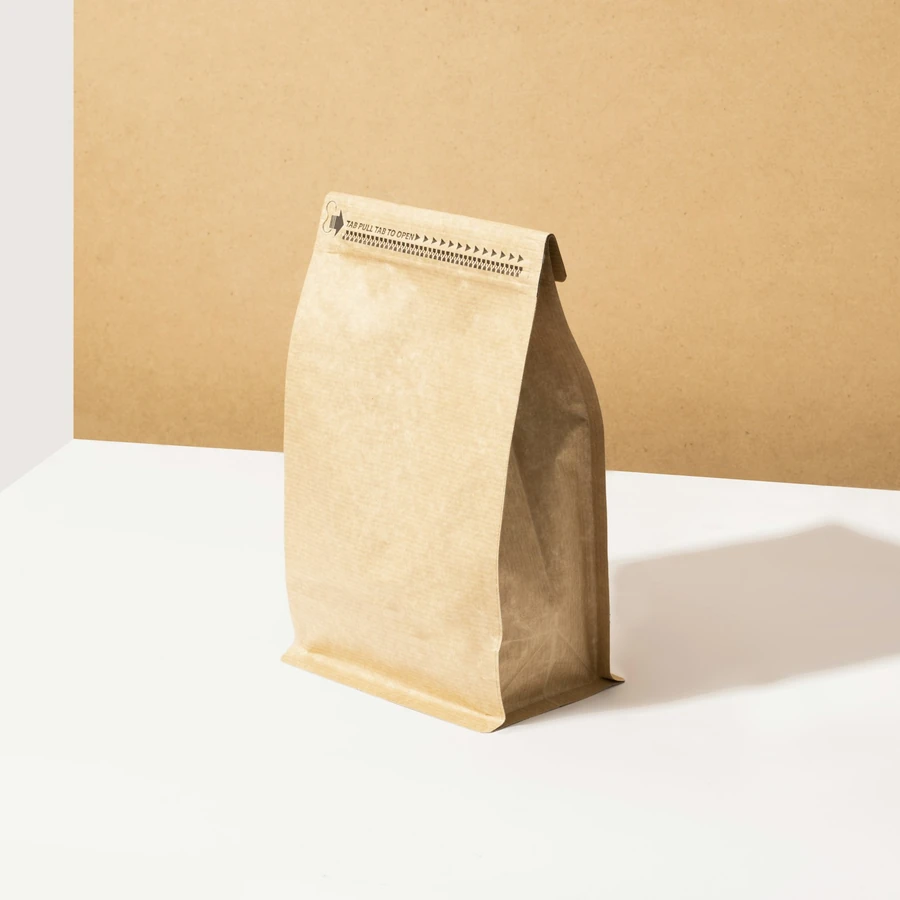 Kantong kopi kertas di meja; foto stok