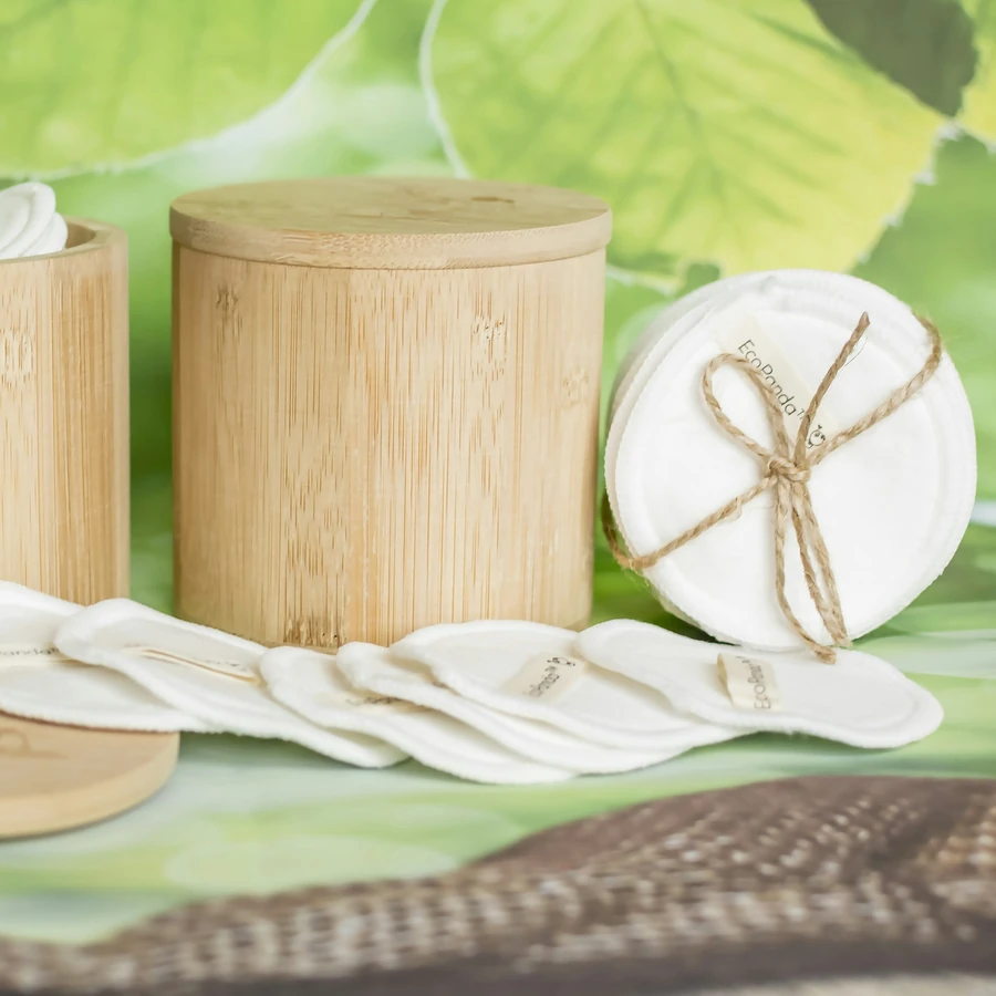 Toples bambu dan kapas di atas kain; foto stok